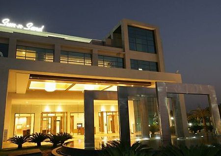 Le Meridien Nagpur Hotel Exterior photo